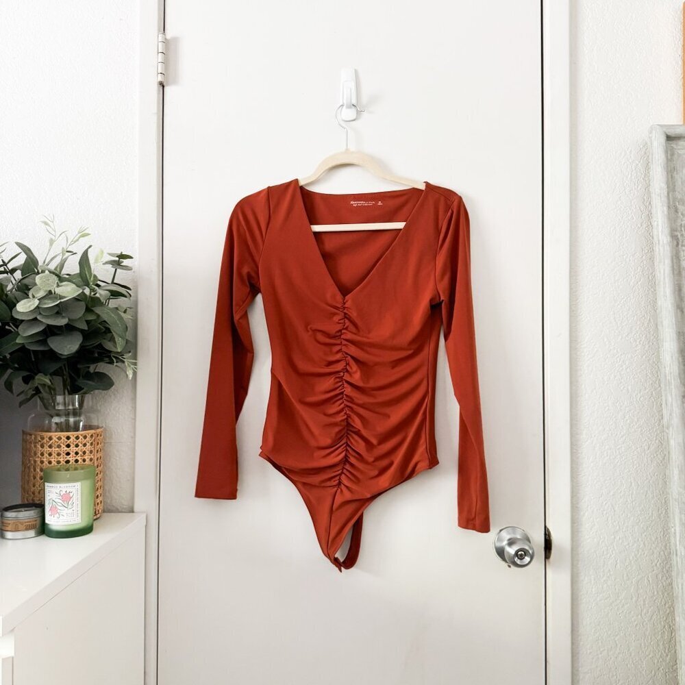 ☀️ ABERCROMBIE & FITCH Long Sleeve Ruched V Neck Bodysuit Rust Orange Brown - Picture 2 of 8